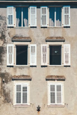 Bina cephe ve eski windows klasik ahşap kepenkleri bli ile