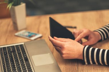 Dijital tablet bilgisayar iş ofiste kullanan kadın