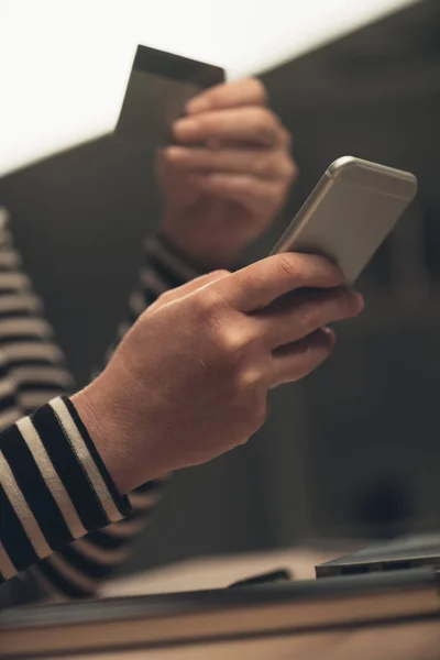 Pago del teléfono móvil — Foto de Stock