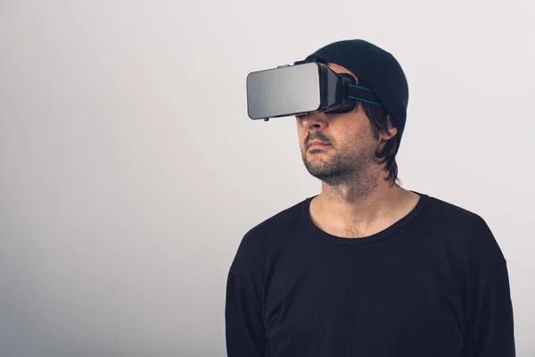 Männlicher Schauspieler in Virtual-Reality-Umgebung mit Vr-Brille — Stockfoto