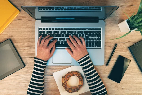 Vie de bureau, mains féminines travaillant sur ordinateur portable, vue de dessus — Photo