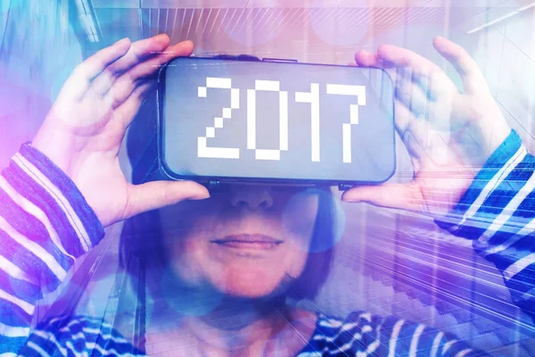 Γυναίκα που φοράει το σετ κεφαλής εικονικής πραγματικότητας με αριθμό 2017 — Φωτογραφία Αρχείου