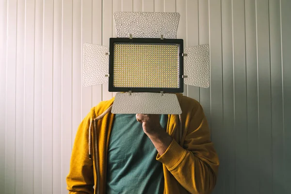 Человек позирует со светодиодным освещением — стоковое фото