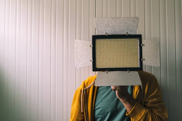 Homem posando com iluminação led — Fotografia de Stock