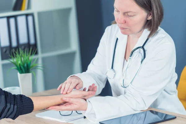 Pasien perempuan di dokter ortopedi untuk pemeriksaan pergelangan tangan injur — Stok Foto