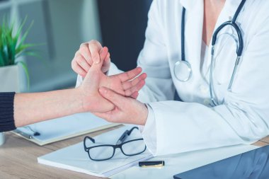 Bayan hasta ortopedik Doktor muayene için bilek yaralamasına