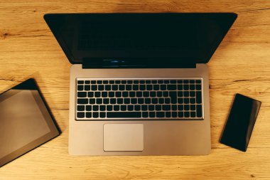 Ofis Masaları üzerinde modern kablosuz elektronik cihazların Üstten Görünüm