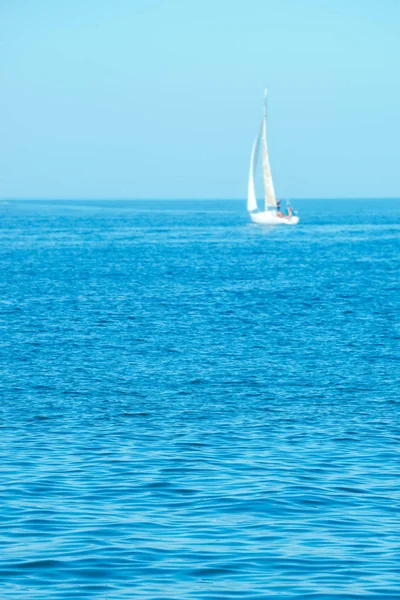 Marina azul de verão com iate distante fora de foco — Fotografia de Stock
