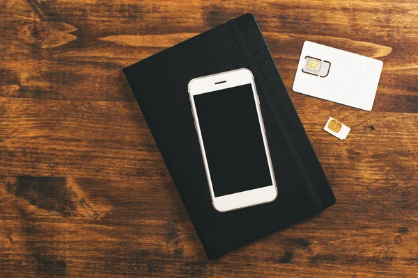 Switching SIM cards in mobile smartphone — Stock Photo, Image