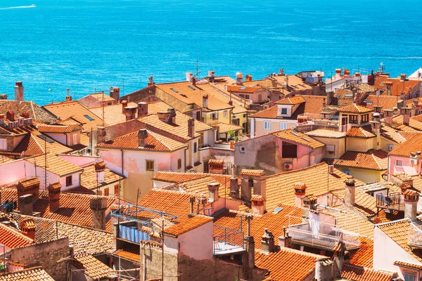 Piran daken over de Adriatische Zee in Slovenië — Stockfoto