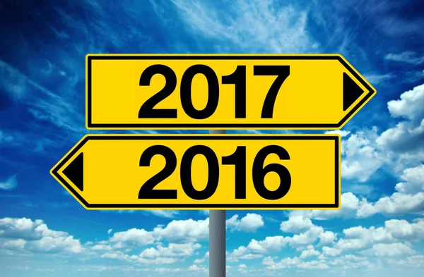 2016 and 2017 crossroad sign — Stock Photo, Image