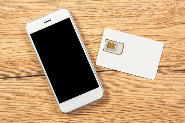 Smartphone con pantalla en blanco y tarjeta SIM para teléfono móvil —  Fotos de Stock