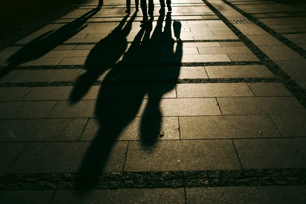 Silhouettes de personnes marchant dans la rue de la ville — Photo