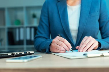 Kadın yönetici iş planı ve imza belge onayladı