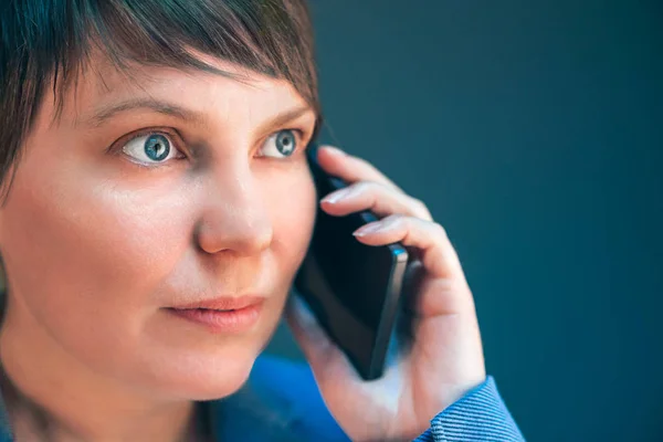 Vacker affärskvinna talar i mobiltelefon — Stockfoto