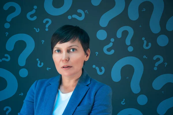 Business woman with question marks looking for answers — Stock Photo, Image