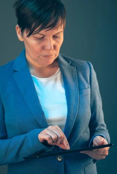 Geschäftsfrau nutzt Tablet-Computer — Stockfoto