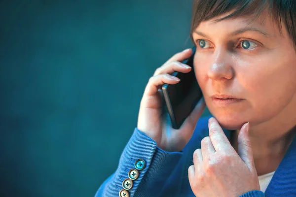 Bezorgd zakenvrouw praten op mobiele telefoon — Stockfoto