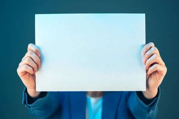 Documento aziendale in bianco che copre il volto della donna d'affari — Foto Stock