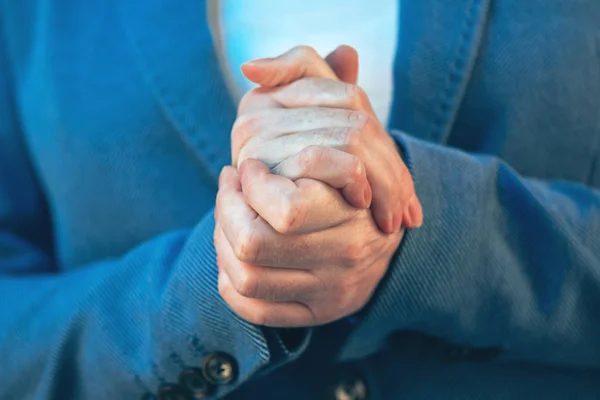 Mujeres de negocios nerviosas manos, de cerca — Foto de Stock