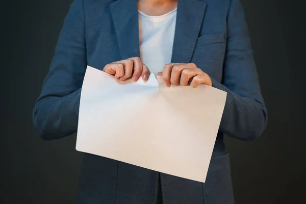 Femme d'affaires déchirant contrat d'accord juridique d'affaires — Photo