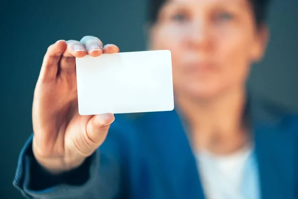 Zakenvrouw blanco visitekaartje als kopie ruimte houden — Stockfoto