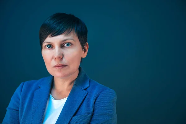 Retrato de mulher de negócios sério confiante com espaço de cópia — Fotografia de Stock