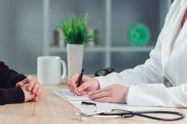 Muayene için randevu genel practitione yapma kadın