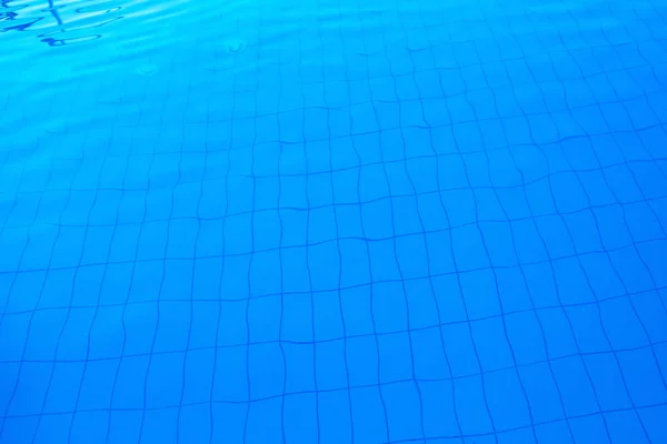 Superficie de agua al aire libre azul junto a la piscina como fondo abstracto —  Fotos de Stock