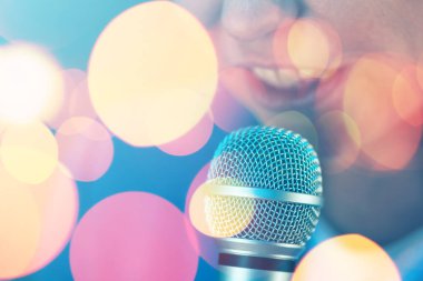 Güzel bir kadın şarkı karaoke şarkı mikrofon ile