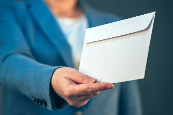 Mujer de negocios ofreciendo sobre blanco como soborno —  Fotos de Stock