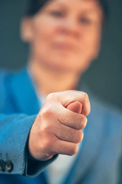 Uitvoerend zakenvrouw tonen van fig hand teken — Stockfoto