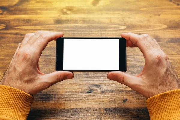 Hombre usando el teléfono inteligente en orientación horizontal paisaje —  Fotos de Stock