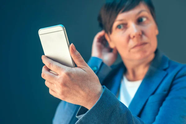 Donna d'affari con capelli corti controllo acconciatura utilizzando cellulare ph — Foto Stock