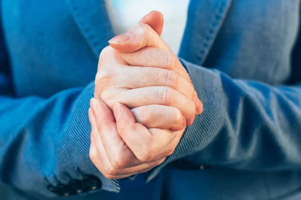 Nerveus zakenvrouw handen, close-up — Stockfoto