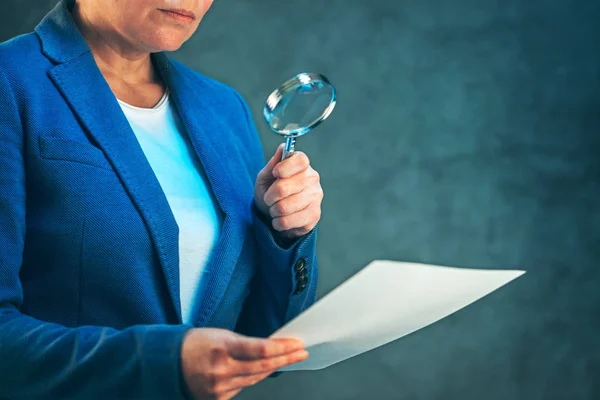 Avvocato donna leggere contratto legale clausola di esclusione di responsabilità con m — Foto Stock