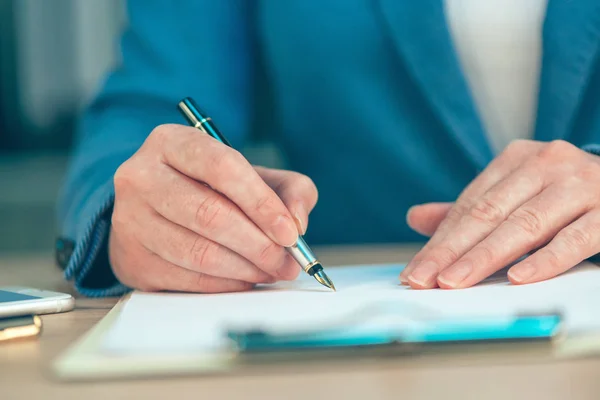 Zakenvrouw ondertekening business-contract overeenkomst — Stockfoto