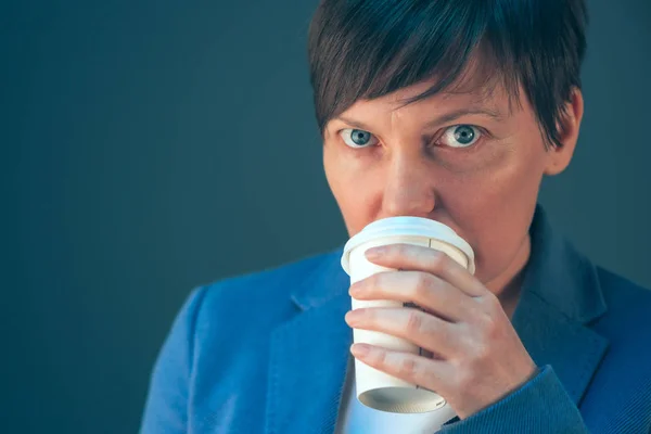 Businesswoman drinking coffee to go — Stock Photo, Image