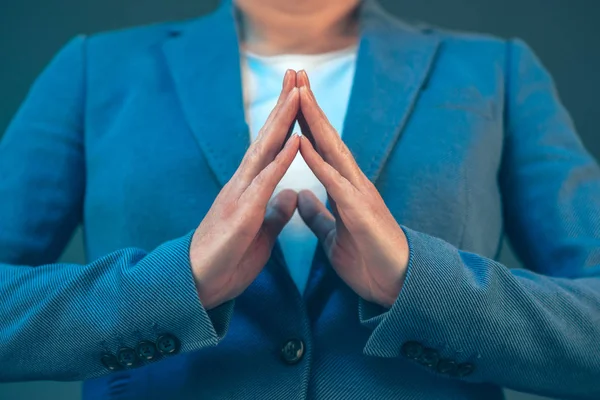 Zakenvrouw lichaamstaal voor vertrouwen en gevoel van eigenwaarde — Stockfoto