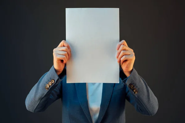 Femme d'affaires couvrant le visage avec du papier blanc comme espace de copie — Photo