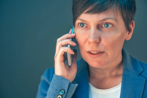Zakelijke vrouw aan het praten op mobiele telefoon — Stockfoto