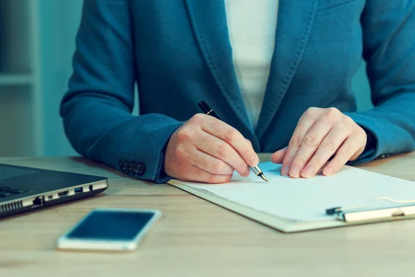 Business-overeenkomst ondertekenen, zakenvrouw handgeschreven handtekening — Stockfoto