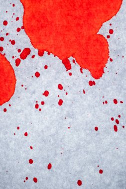 Beyaz kağıt üzerinde kan lekeleri
