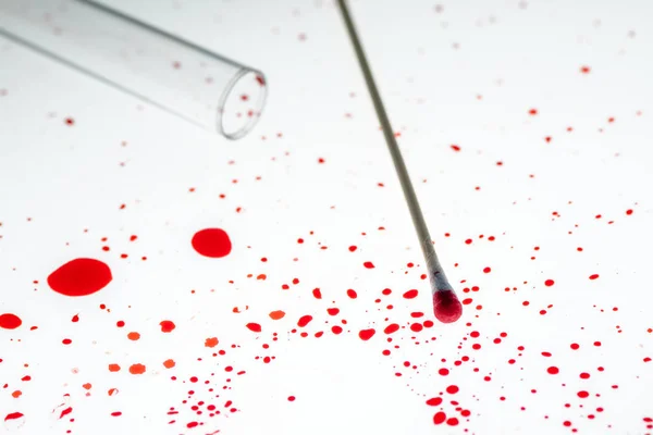Toalhete de algodão e gotas de sangue na investigação da cena do crime — Fotografia de Stock