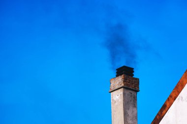 Evin bacasından duman