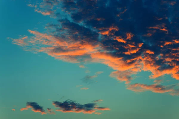 Flauschige orangefarbene Wolken im Wintersonnenuntergang — Stockfoto