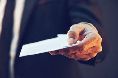 Rüşvet olarak zarf içinde nakit para teklif iş adamı