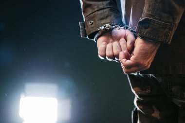 Hapiste kelepçeli asker