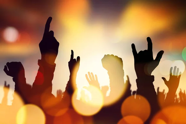 Zene koncertet tömeg kezek a levegőben — Stock Fotó