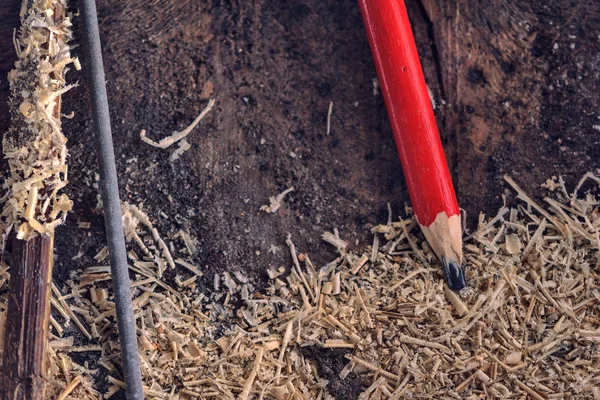 Lápiz rojo del carpintero en el escritorio en taller — Foto de Stock